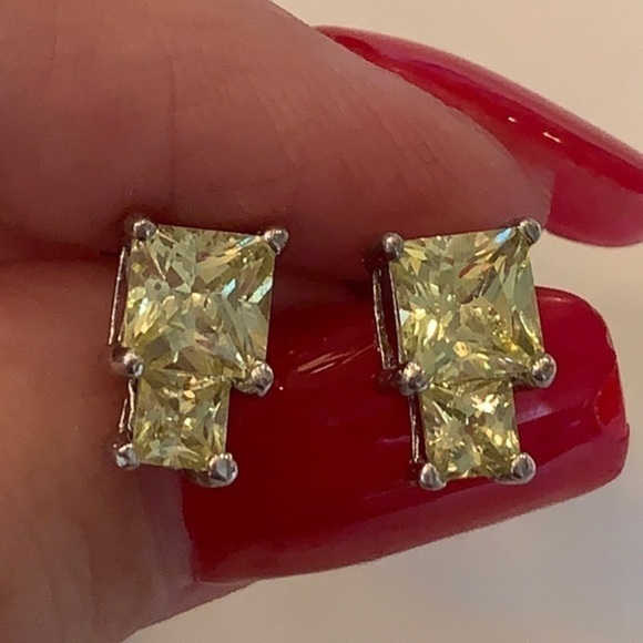 Jewelry - 💐5/25 dainty double faceted pronged crystal stud